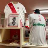 I fratelli omaggiano la leggenda scomparsa nel 2015 con un libro sulla sua storia scritto da Vito, due maglie celebrative che riportano il suo nome e il numero �10� e una serie di foto che lo ritraggono in alcuni momenti importanti della sua carriera